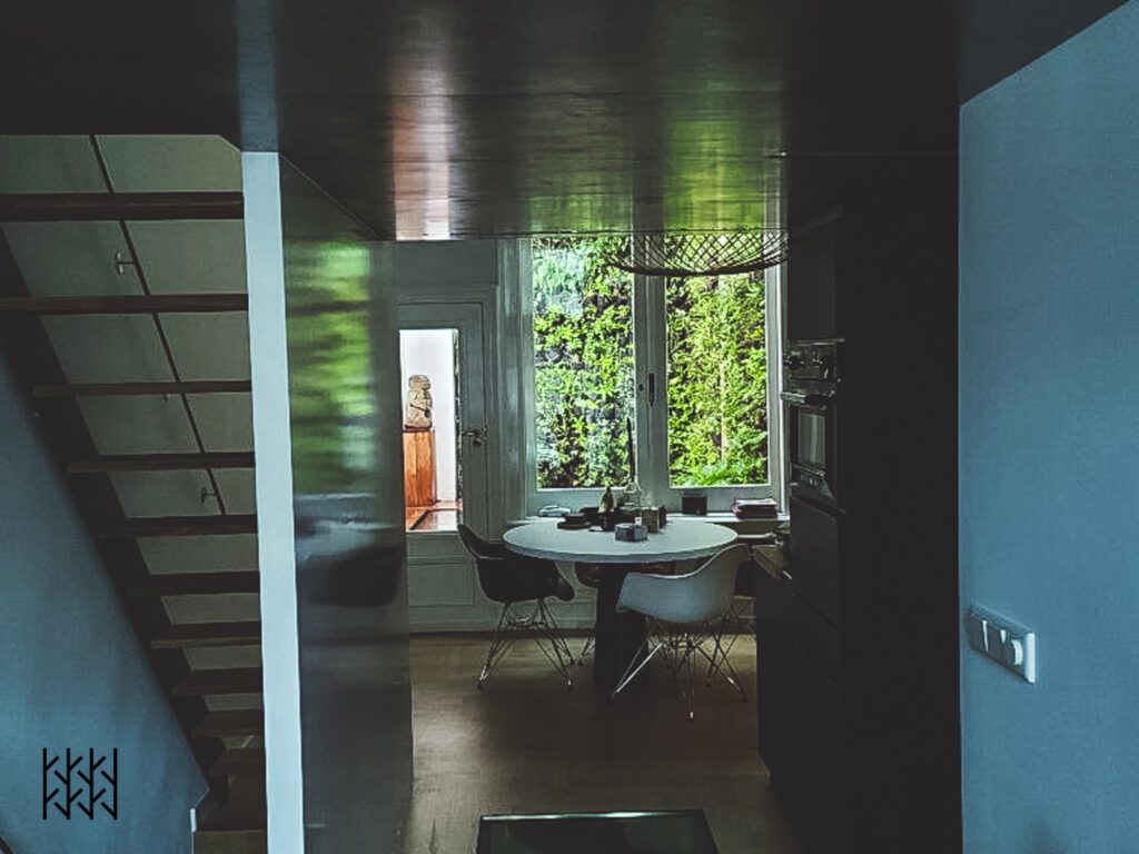 Vertical tuin in grachtenpand Amsterdam met interieur en kamer